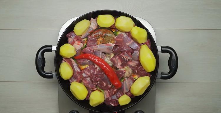 Metti le patate per preparare lo stufato di verdure con la carne