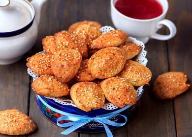 Biscotti fragranti e gustosi a base di formaggio fuso con semi di sesamo ed erbe secche.