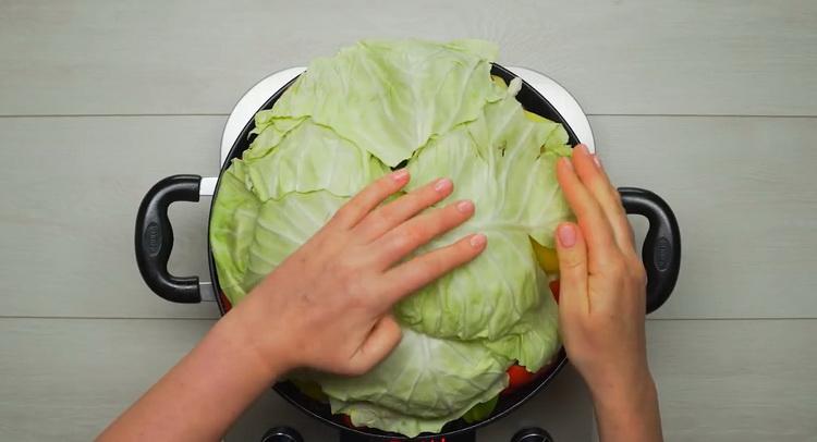 Per cucinare uno stufato di verdure con carne, coprire lo stufato con foglie di cavolo