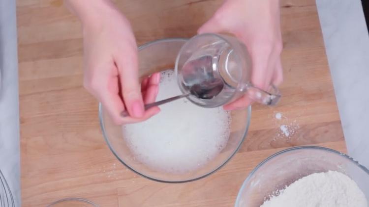 Per preparare i biscotti della fortuna, prepara gli ingredienti