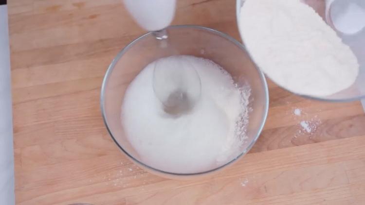 Sbatti gli ingredienti per preparare i biscotti della fortuna.