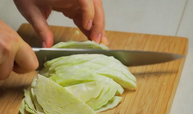 Per cucinare uno stufato di verdure con carne, tritare il cavolo