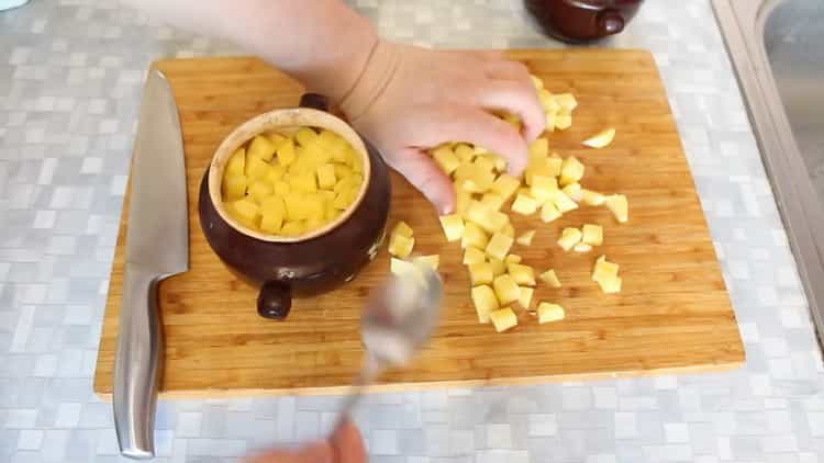 Per cuocere la carne in pentole con le patate al forno, mettere le patate