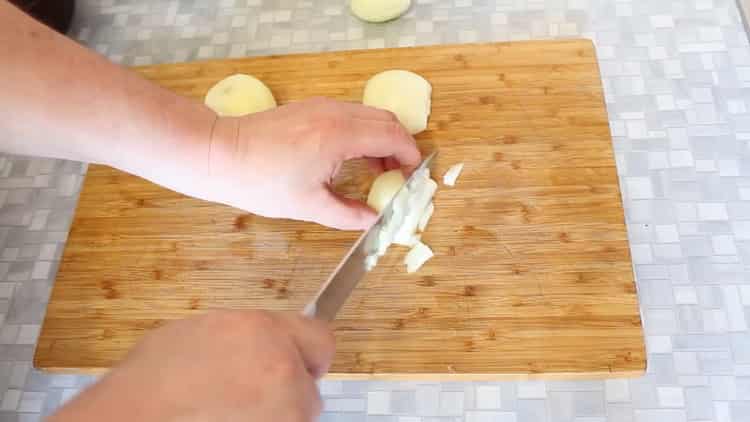 Per cuocere la carne in pentole con patate al forno, tritare gli ingredienti