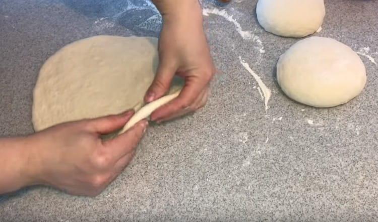 Stendiamo ogni pezzo di pasta con uno strato sufficientemente spesso.