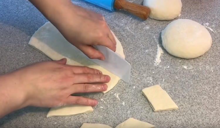 Tagliare la pasta arrotolata con i rombi.