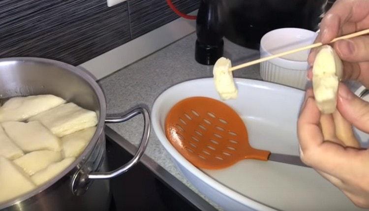 Controlla la prontezza delle tortillas tagliandone una.