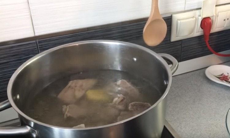 Metti le patate nel brodo, intere o tagliate a metà.