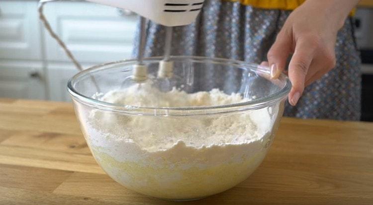 Mescoliamo l'impasto con un mixer, sarà un po 'liquido.