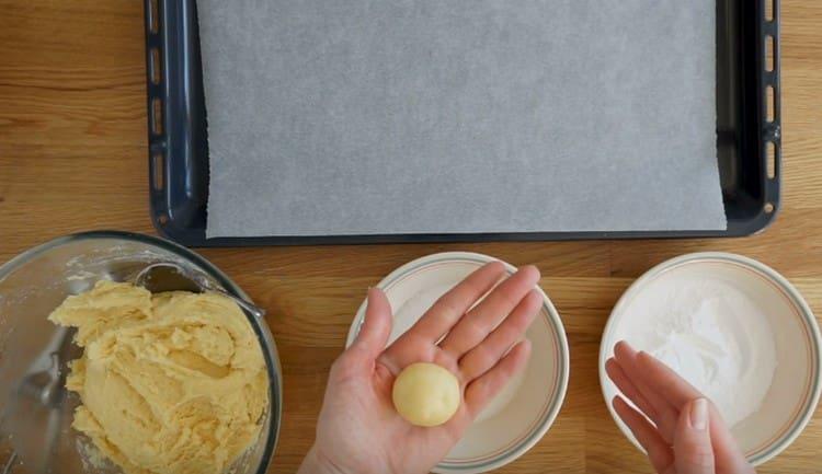 Raccogliamo l'impasto con un cucchiaio e lo arrotoliamo in una palla con le mani.