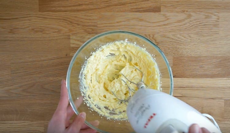 Sbattere la massa d'olio con un mixer fino a che liscio.