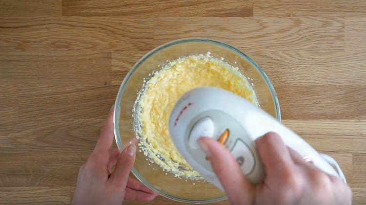 Ancora una volta interrompiamo bene l'impasto con un mixer.