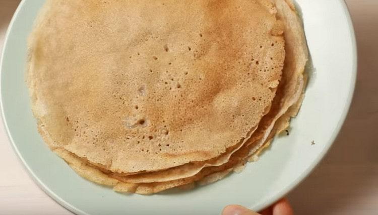 I pancake con una banana sono pronti.