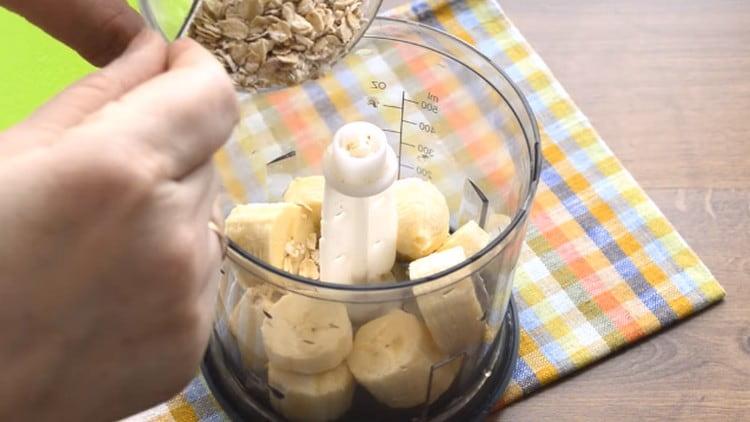 Aggiungi la farina d'avena alle fette di banana.