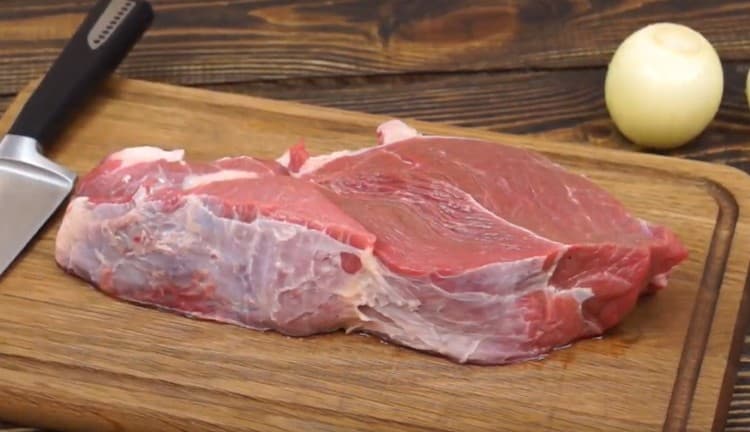 Laviamo la carne, rimuoviamo il grasso in eccesso dalla carne. pellicola.