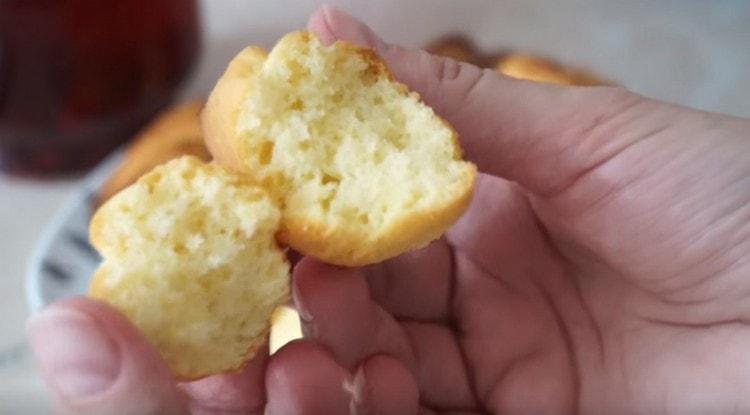 Il biscotto preparato secondo questa ricetta risulta essere molto leggero e tenero all'interno.