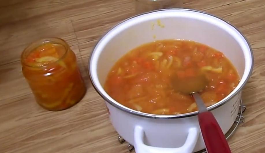 Distribuiamo la marmellata di zucca in barattoli sterilizzati.