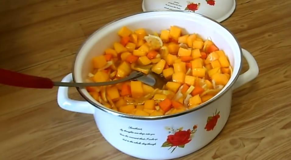 Quando la zucca con la frutta avvia il succo, puoi iniziare a cucinare la marmellata.