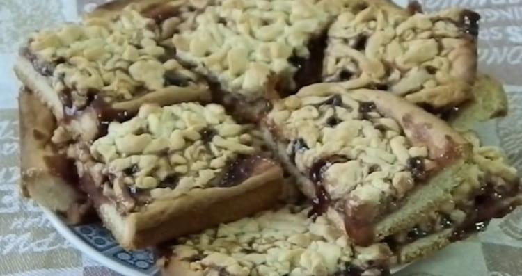 I biscotti viennesi con marmellata, preparati secondo la ricetta classica, vengono tagliati in porzioni prima di servire.