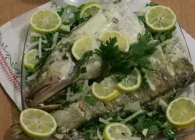 Delizioso pesce persico cotto al forno in un foglio - una ricetta molto semplice