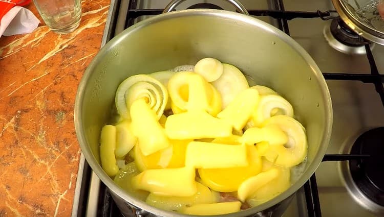 Portare il brodo nella padella a ebollizione e coprire, abbassando il fuoco.