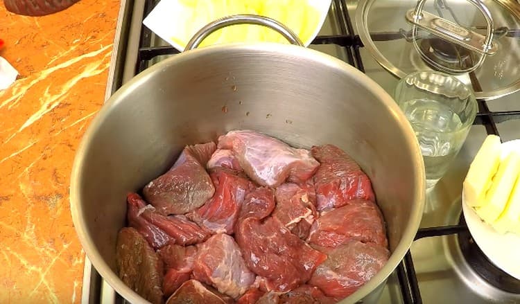 Metti la carne sul fondo della padella con uno spesso strato.