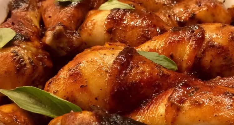 Le cosce di pollo sono cotte in forno per circa un'ora.