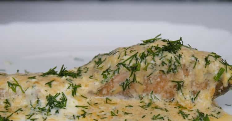 il salmone rosa in panna acida al forno è pronto