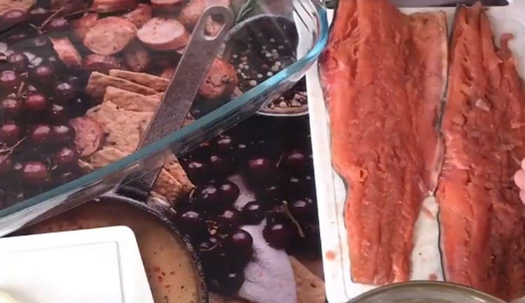 Puliamo e dividiamo il salmone rosa per filetto.