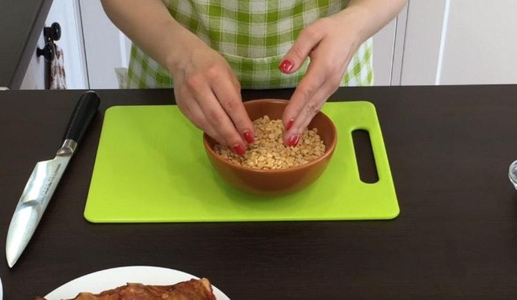 Il pisello per la zuppa deve essere immerso in anticipo in modo da ammorbidirlo.