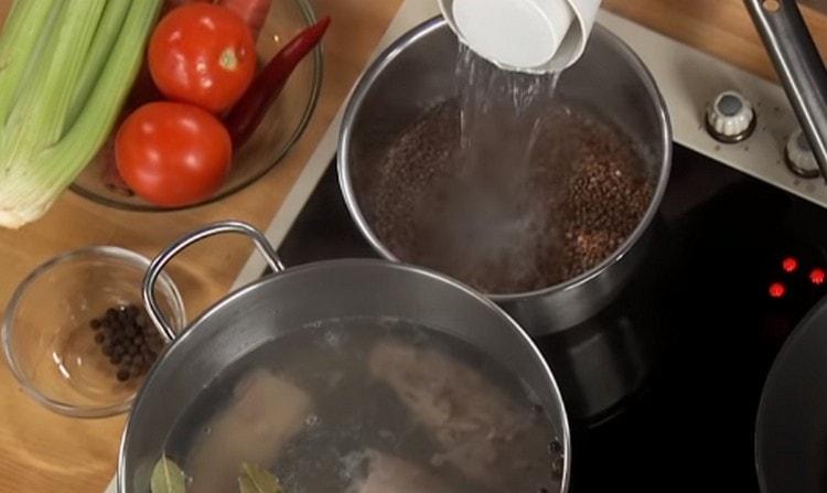 Cuocere il grano saraceno in una padella separata fino a cottura.