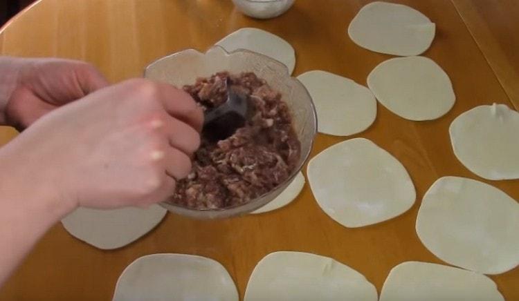 Prima di scolpire gli gnocchi, puoi aggiungere più acqua al ripieno se è infuso e è diventato spesso.