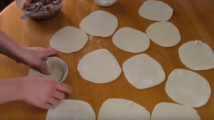 È più conveniente scolpire il khinkali con una piccola ciotola in cui è necessario mettere l'impasto.