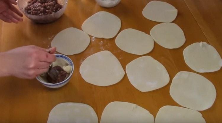 Metti la carne macinata al centro dell'impasto.