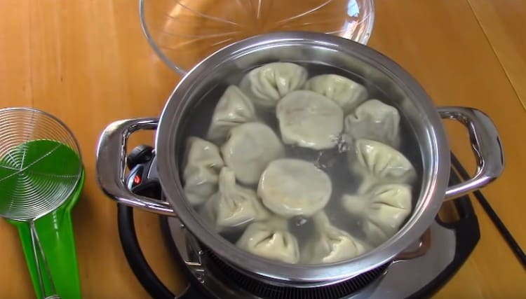 Cook khinkali, quando arrivano, non puoi più interferire.