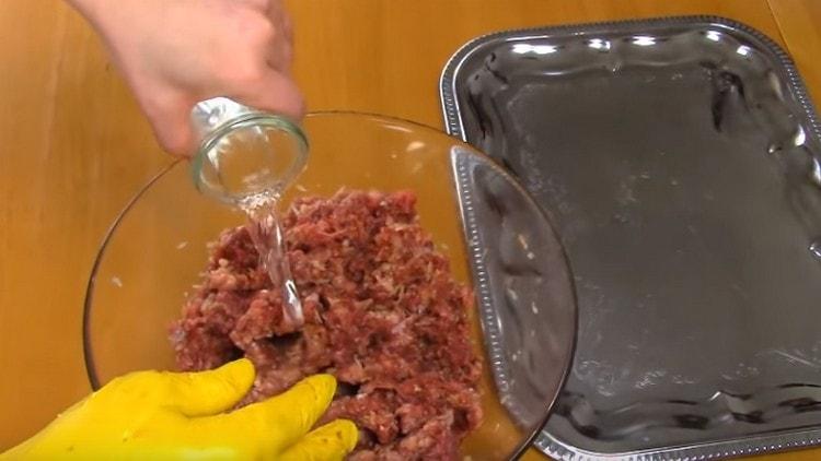 Per succosità, aggiungi acqua alla carne macinata.