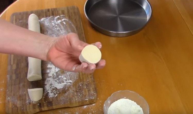 Dall'impasto formiamo una salsiccia, la tagliamo a pezzi.