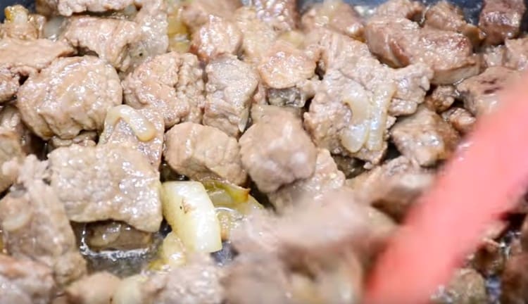 Ora devi anche aggiungere la vodka, che renderà la carne più morbida.