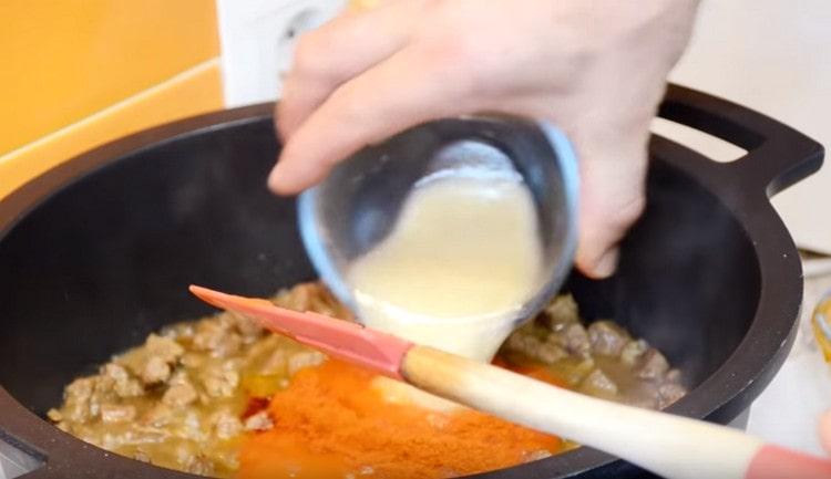 Alla fine della cottura, aggiungere il concentrato di pomodoro al sugo. acqua con farina di alloro.