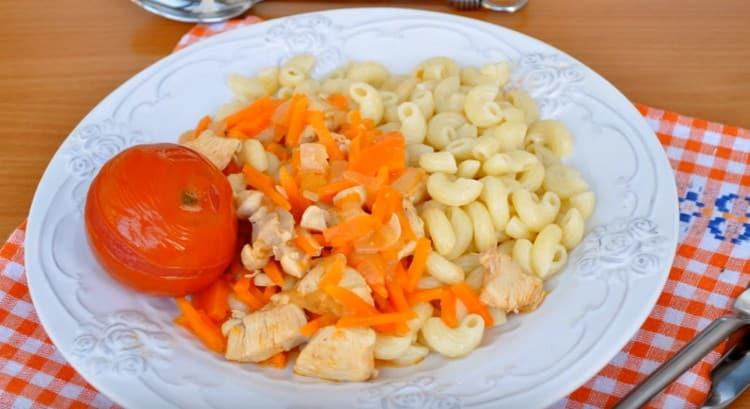 Il gulasch di pollo si abbina meravigliosamente a qualsiasi contorno.