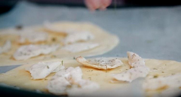 Spalmiamo sui pezzi di pollo l'impasto.