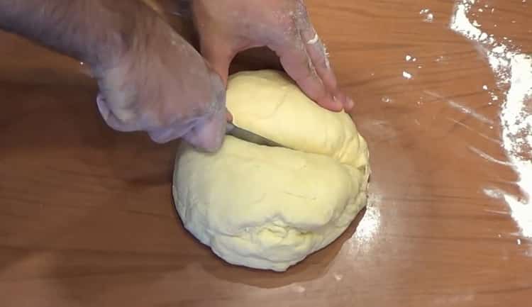 Per fare i biscotti, marmellata per un minuto con l'impasto.