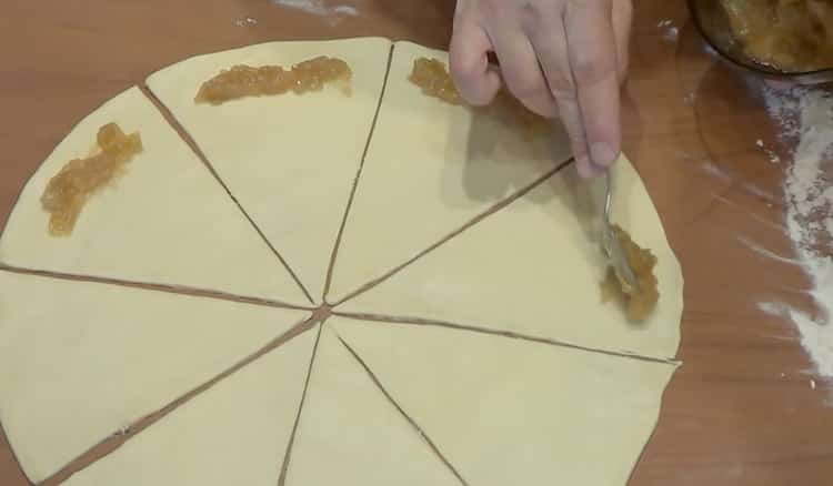 Per fare i biscotti per un minuto con la marmellata, mettere la marmellata sull'impasto