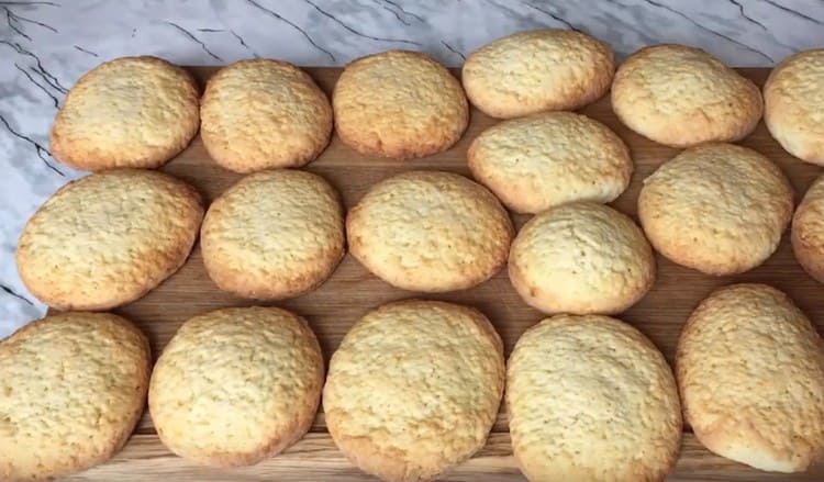 I biscotti vengono cotti rapidamente, dorati ai bordi.