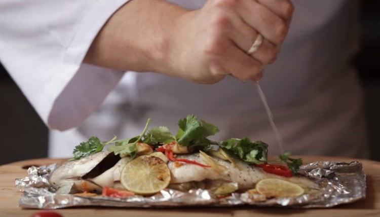 Prima di servire, puoi cospargere il piatto con succo di limone.