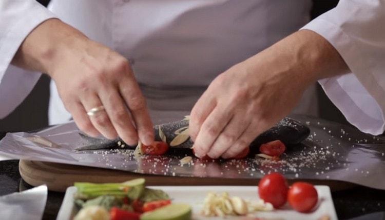 Mettiamo citronella e pomodorini vicino al pesce.