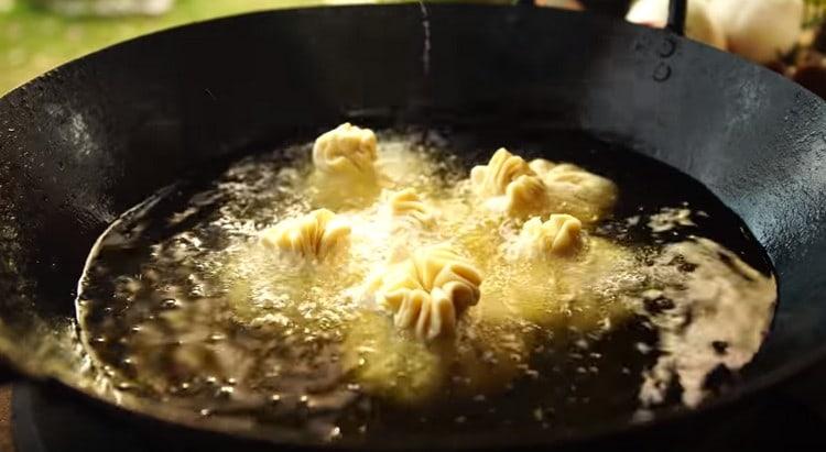 Metti il ​​khinkali in olio caldo e friggi fino a doratura.