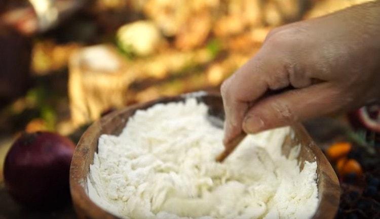 Iniziamo a impastare la pasta con un cucchiaio.