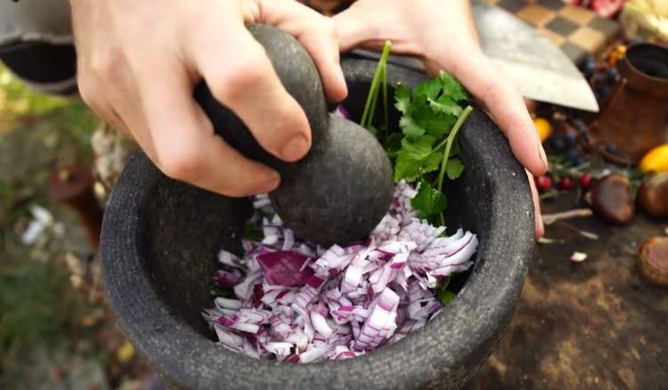 Aggiungi il coriandolo alla cipolla e macina entrambi questi ingredienti in un mortaio.