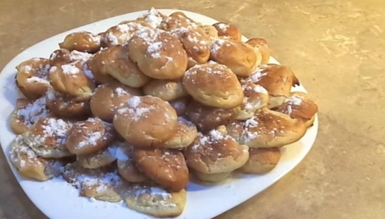 I biscotti alla crema pronti possono essere cosparsi di zucchero a velo.